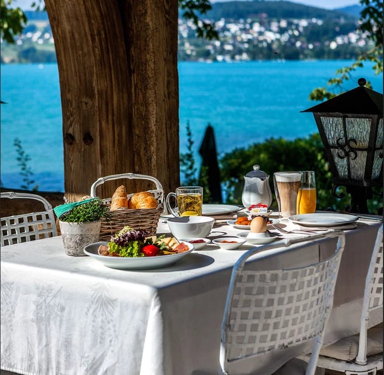 Frühstücken am See