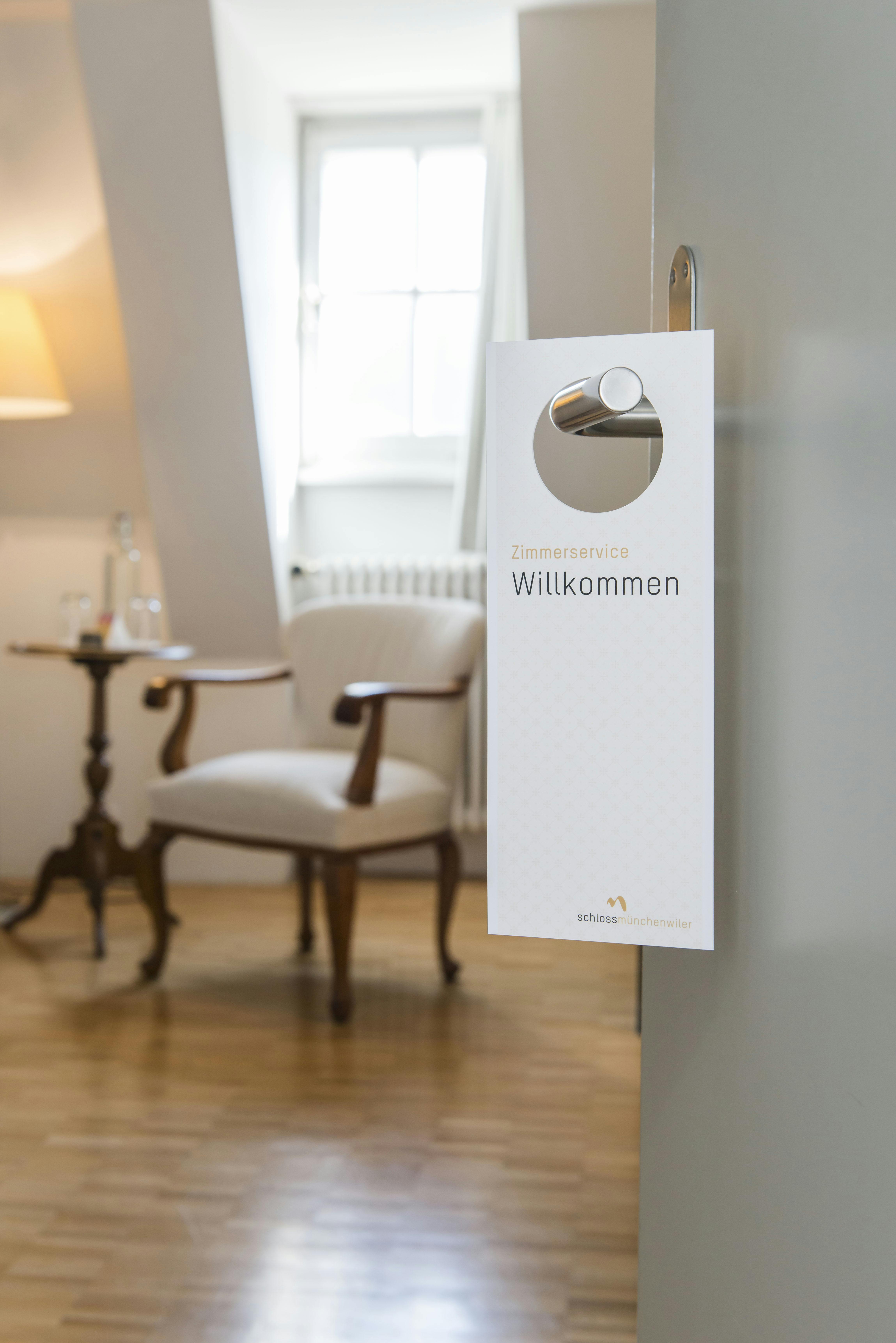 Übernachtung <g class="gr_ gr_3 gr-alert gr_spell gr_inline_cards gr_run_anim ContextualSpelling ins-del multiReplace" id="3" data-gr-id="3">im</g> Schloss Münchenwiler