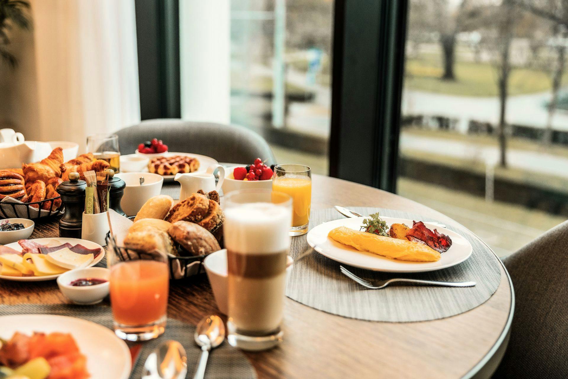 Petit-déjeuner buffet au Mövenpick Bâle