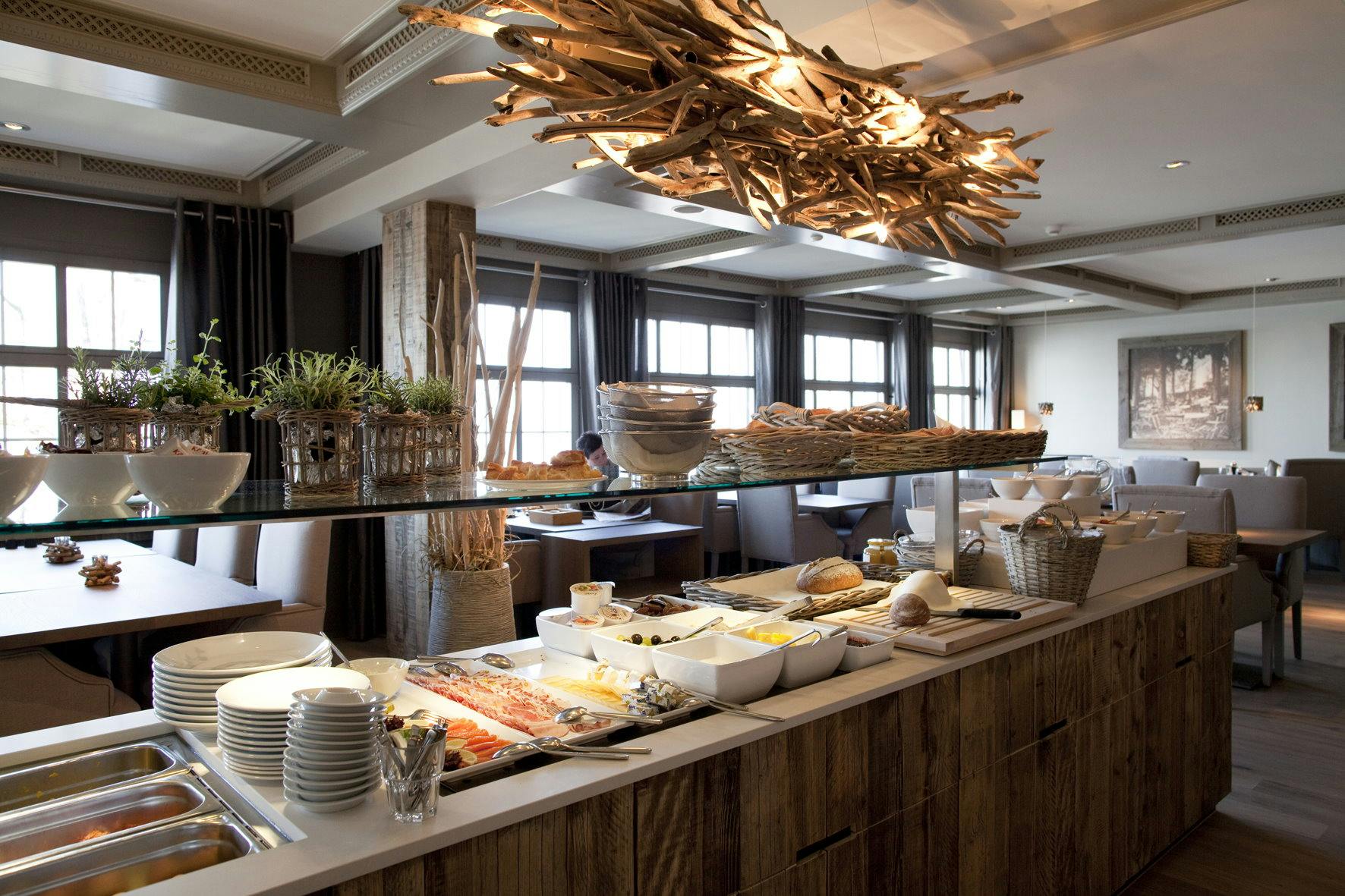 Petit-déjeuner au bord du lac à l'hôtel Seerose