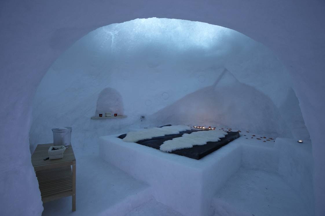 Overnight stay in an IGLOO at 2,845 m