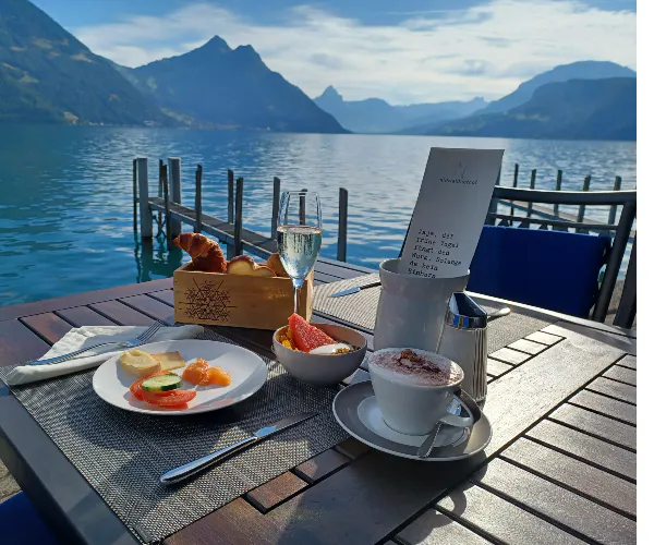 Frühstück am Wasser