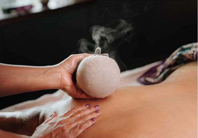 Kräftige Käuterstempel-Massage 90 Minuten