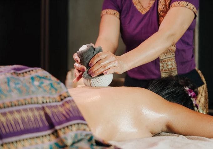 Sanfte Käuterstempel-Massage 90 Minuten