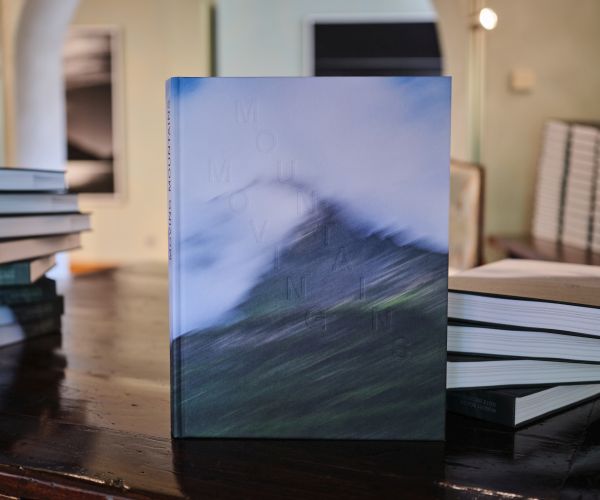 Libro fotografico Moving Mountains (Spedizione all'estero)
