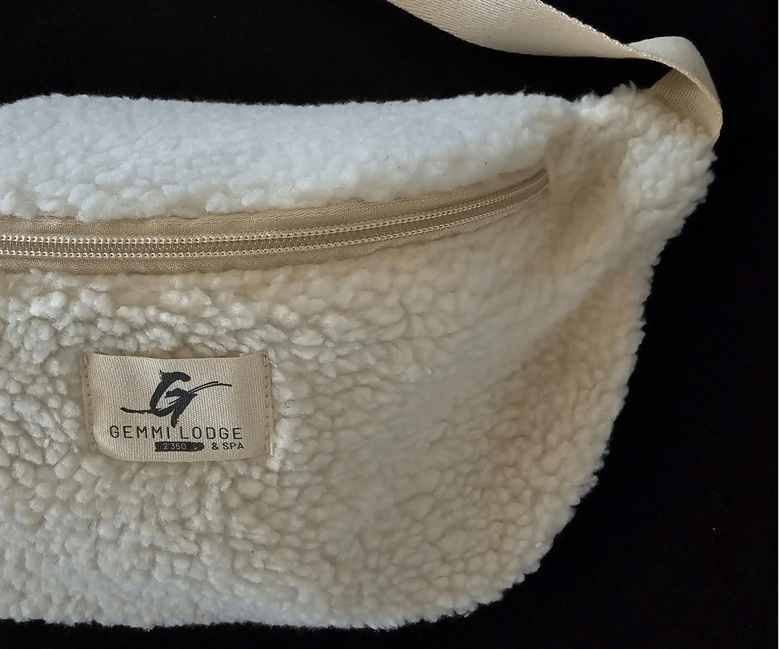 Umhängetasche mit Gemmi Lodge Logo 