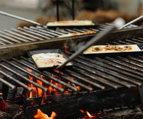 Silvester-Outdoorraclette im Winterdörfli