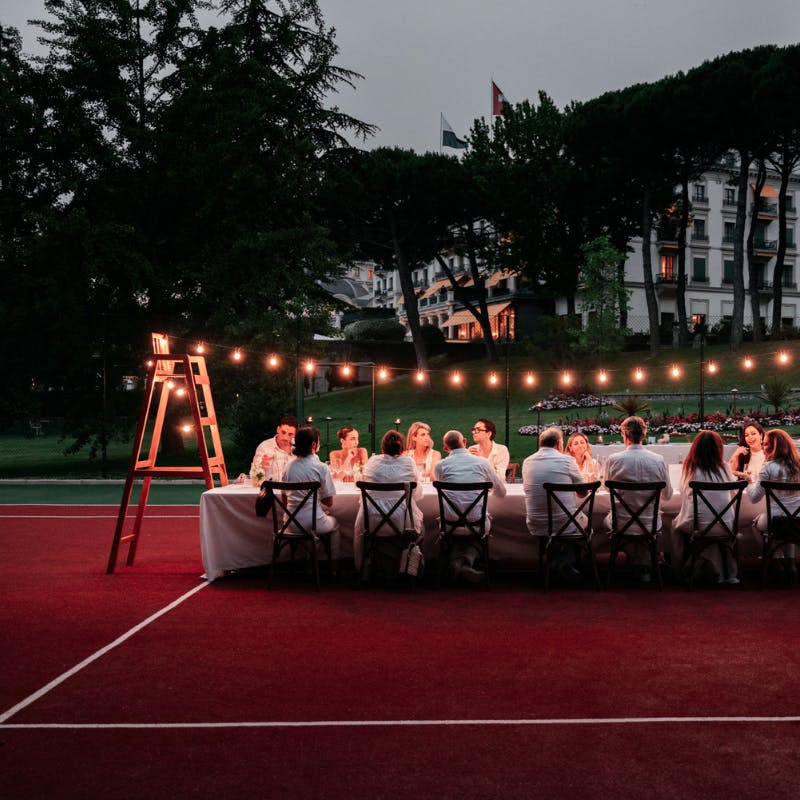Elegantes Abendessen auf dem Tennisplatz