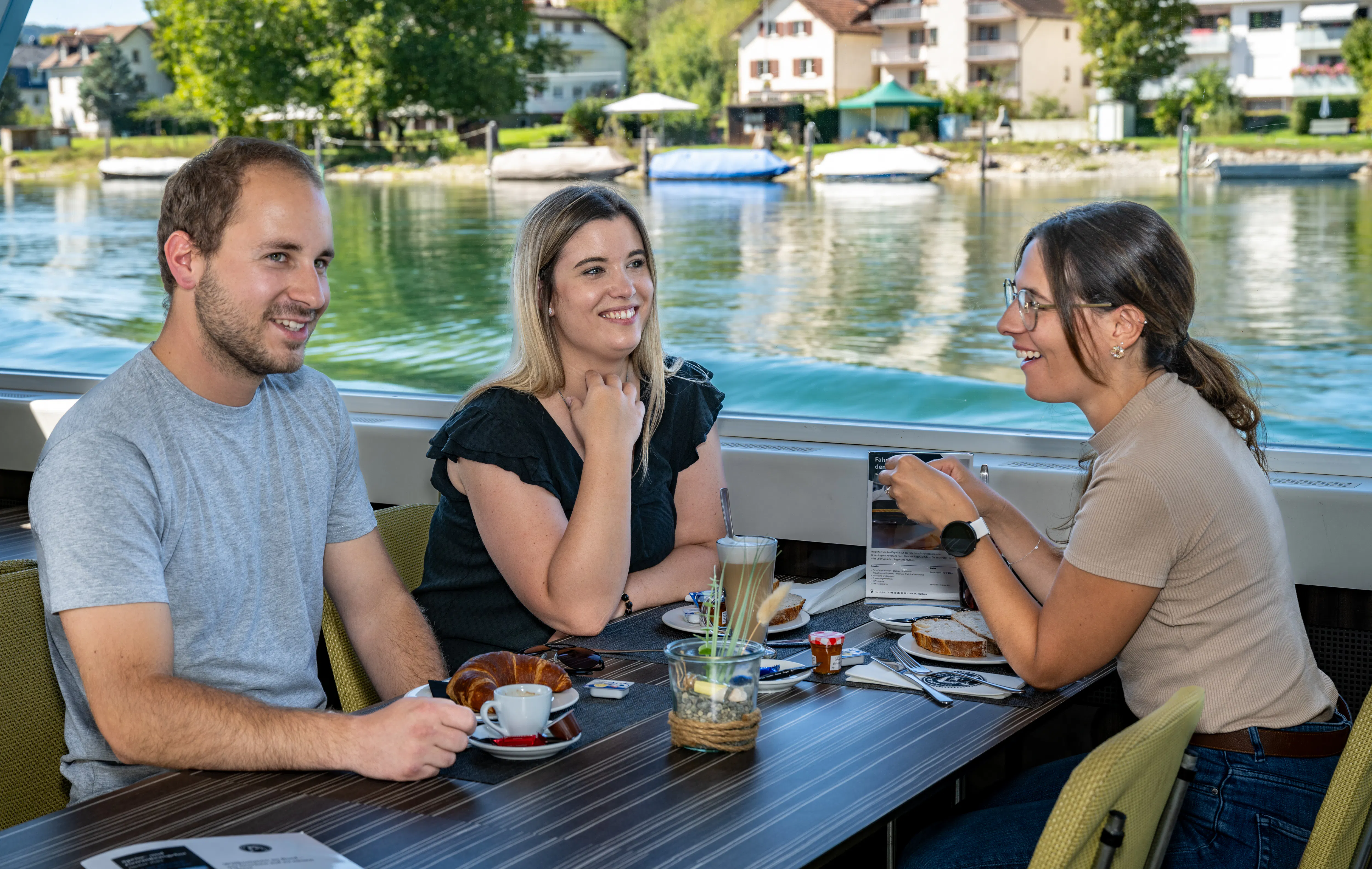 Frühstück auf dem Schiff