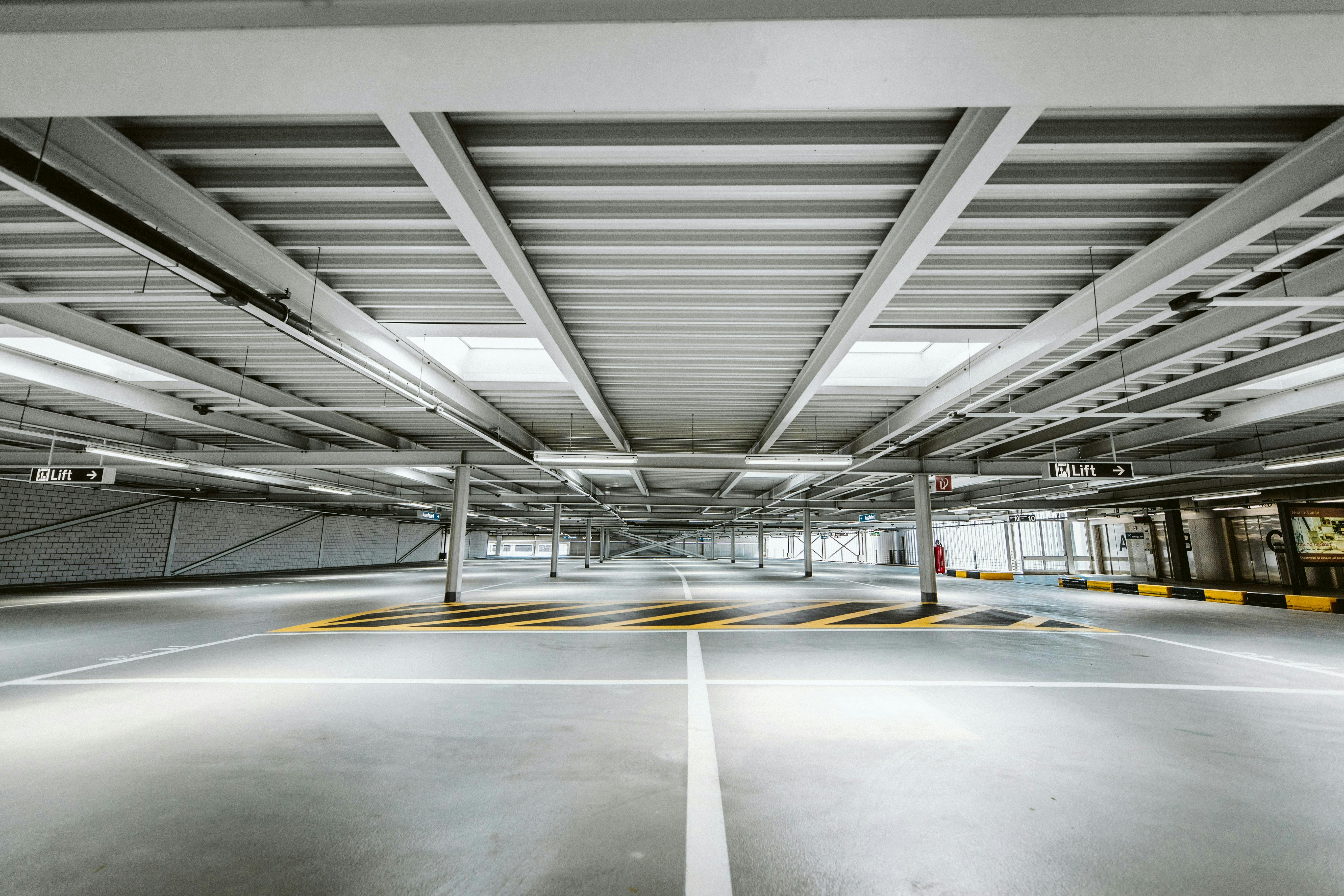 Zutritt in die Einstellhalle