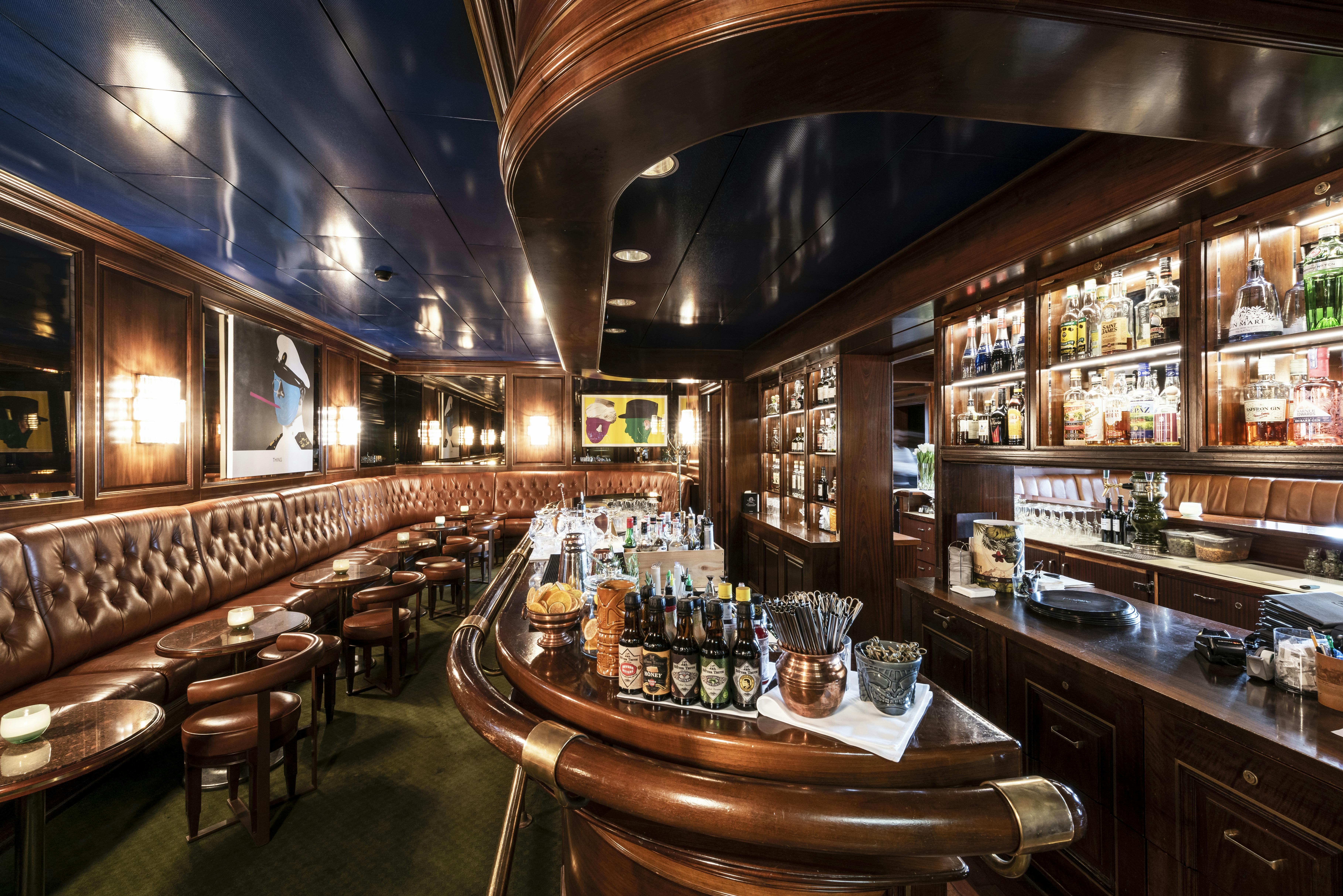 Einstein Bar