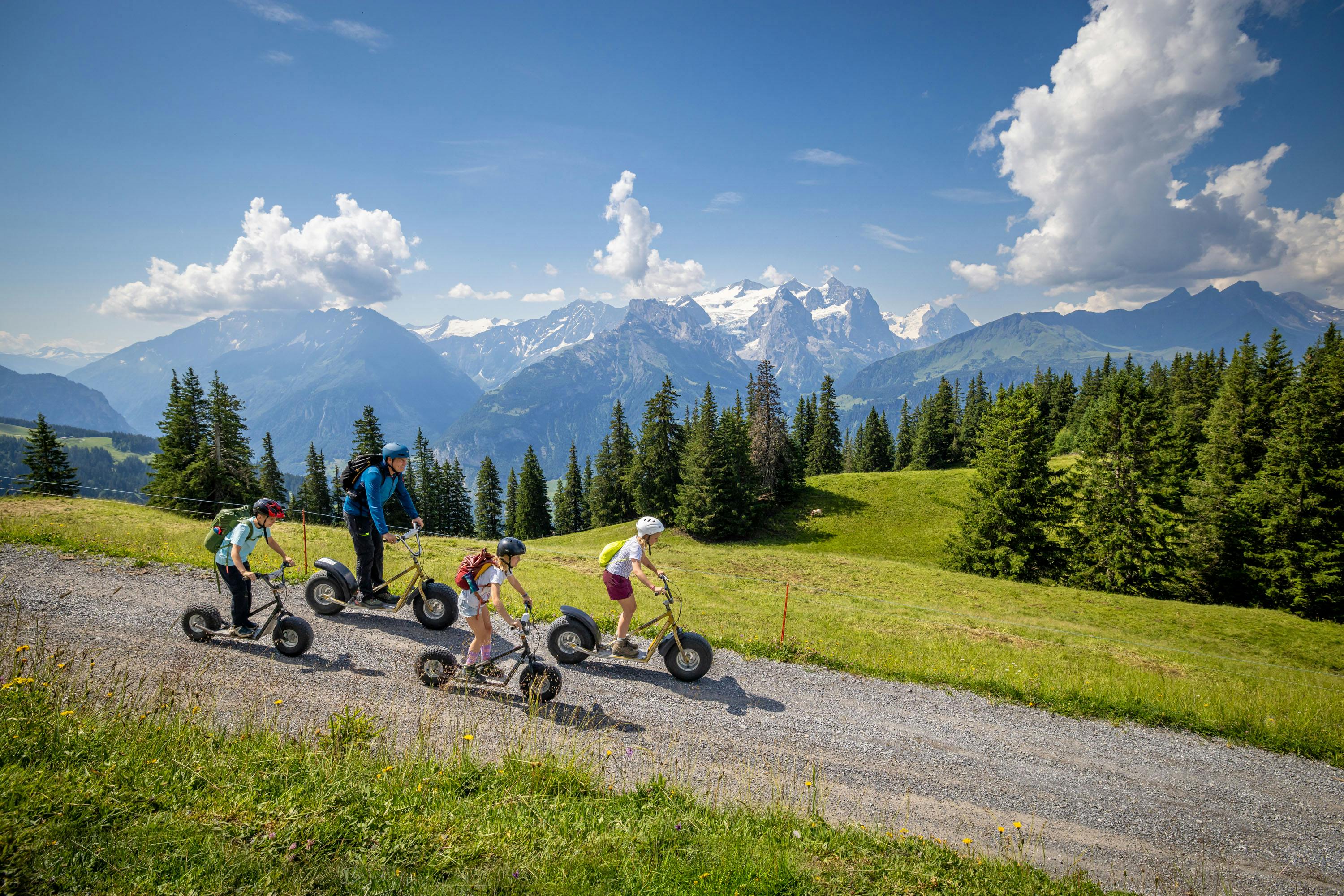Action-Familien-Paket mit Monster-Trotti