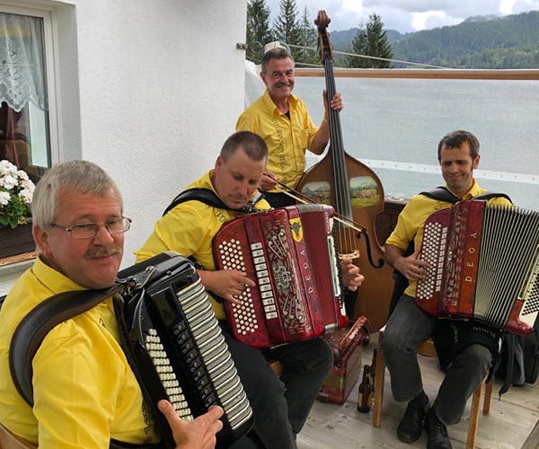 Traditional music Sunday at the Q-Hof with the band Echo vom Maisgold