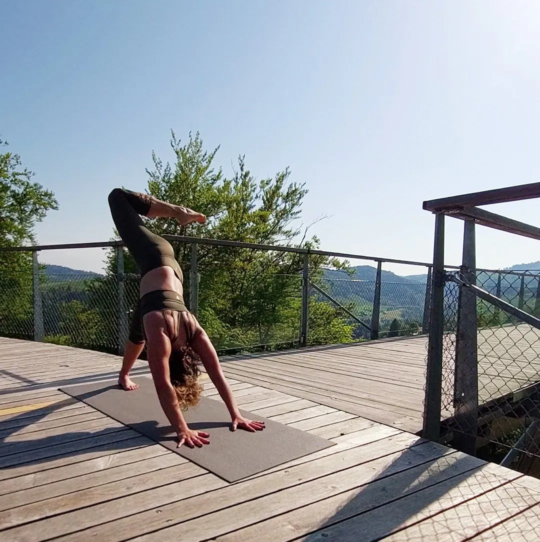 Yoga bei Sonnenaufgang auf dem Baumwipfelpfad