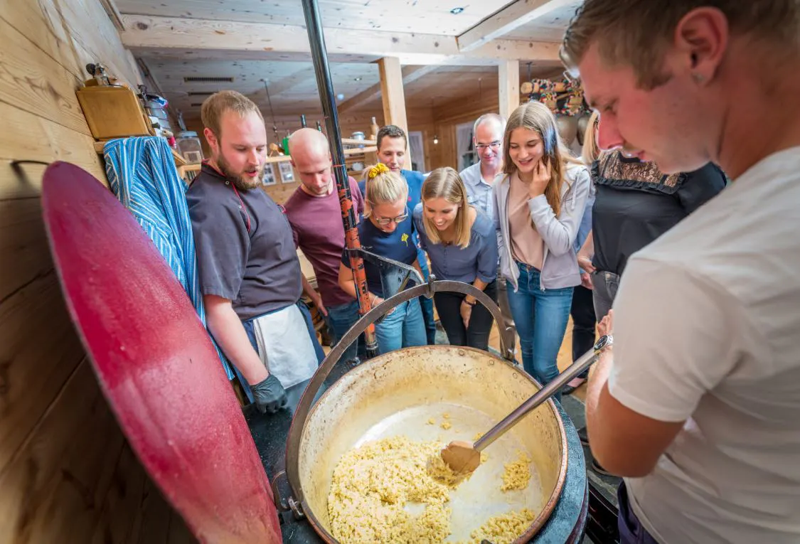 Chääshörnli kochen im alten Käse-Kessi 