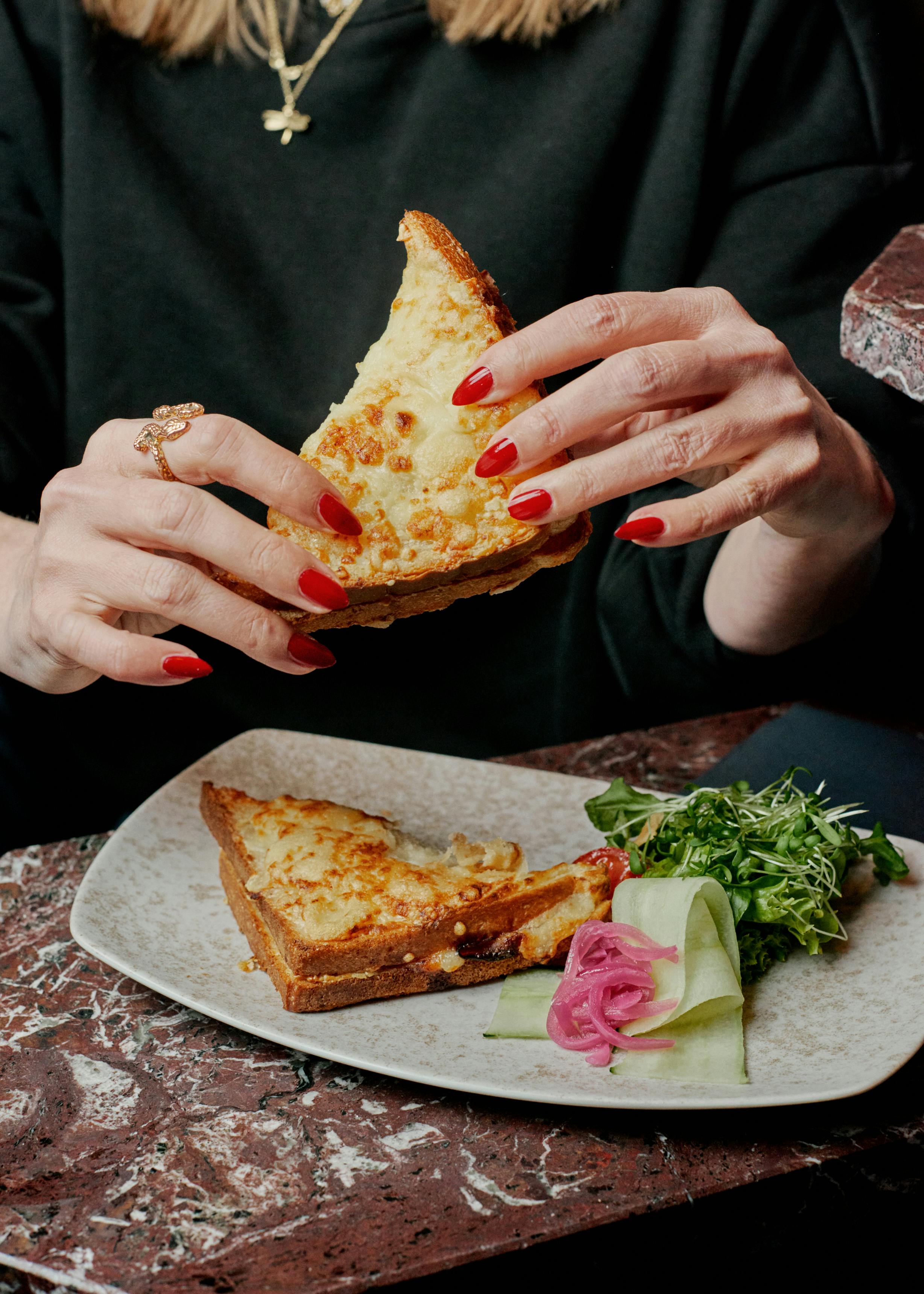Croque Monsieur mit Cocktail&nbsp;in der Bar Le Philosophe