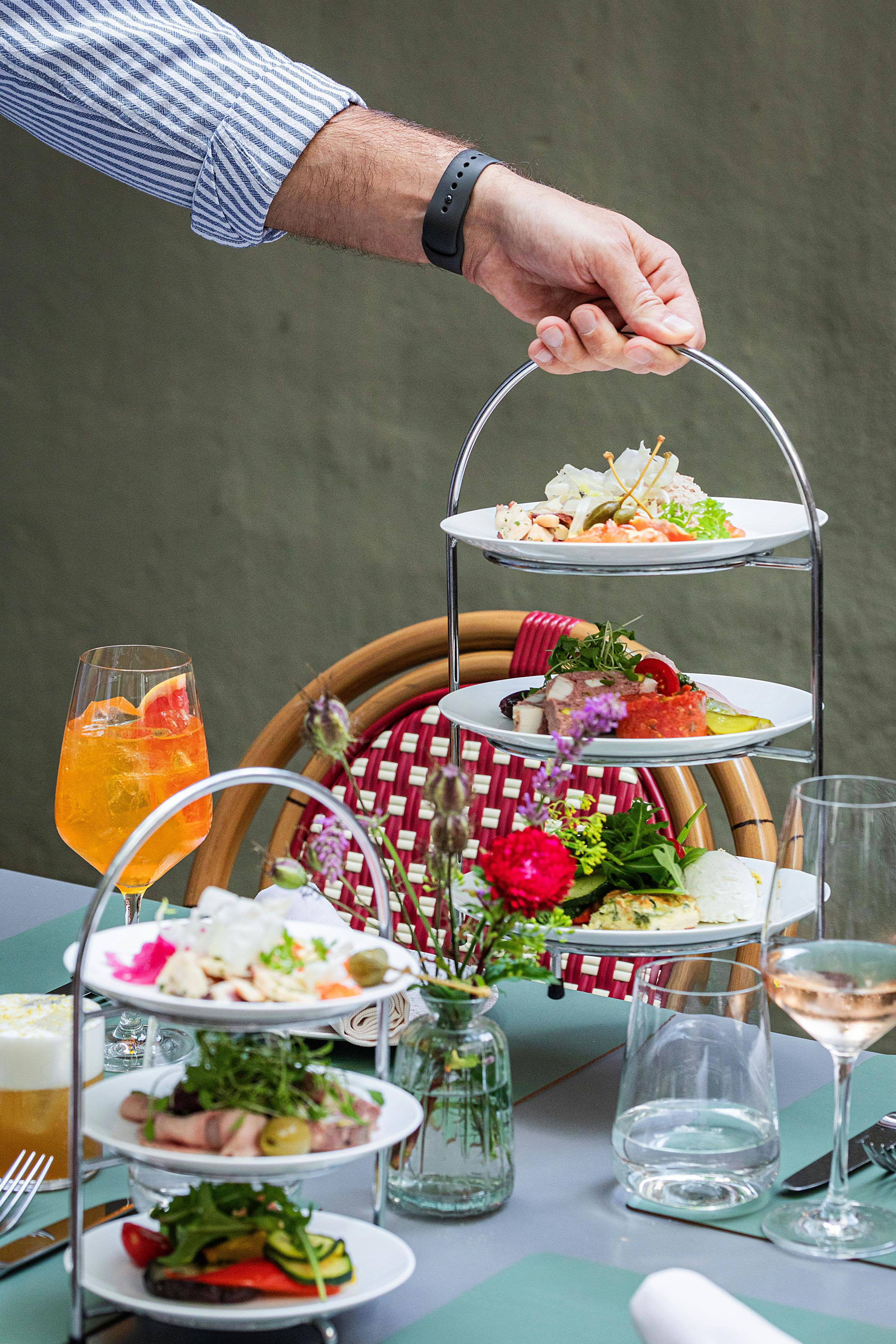 Vorspeisen-Étagère mit Crémant im Restaurant Mère Catherine