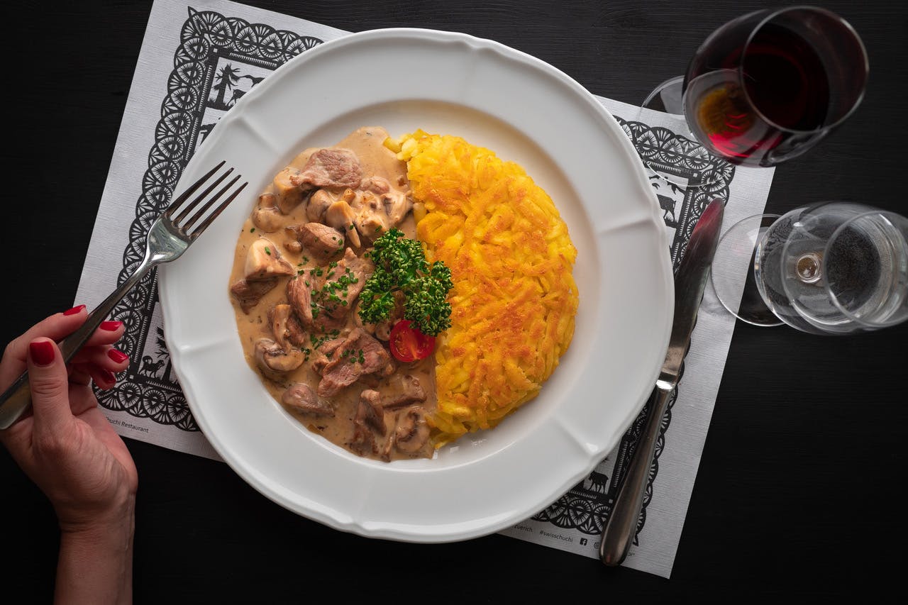 Zürcher Kalbs-Geschnetzeltes in der Swiss Chuchi - Hotel Adler Zürich ... Zürcher Kalbs-Geschnetzeltes in der Swiss Chuchi - Hotel Adler Zürich ...