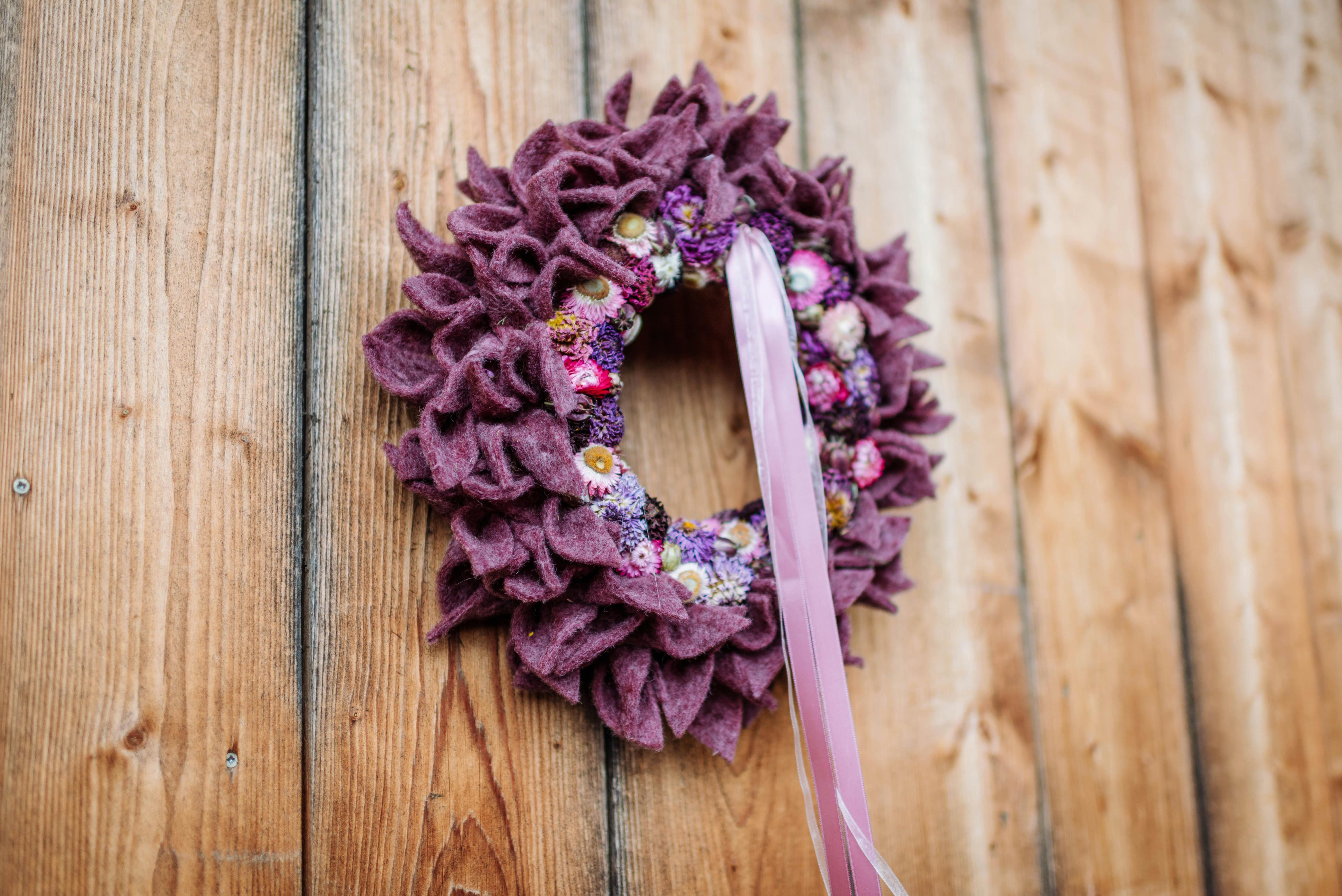 Kranz aus Trockenblumen und Filz