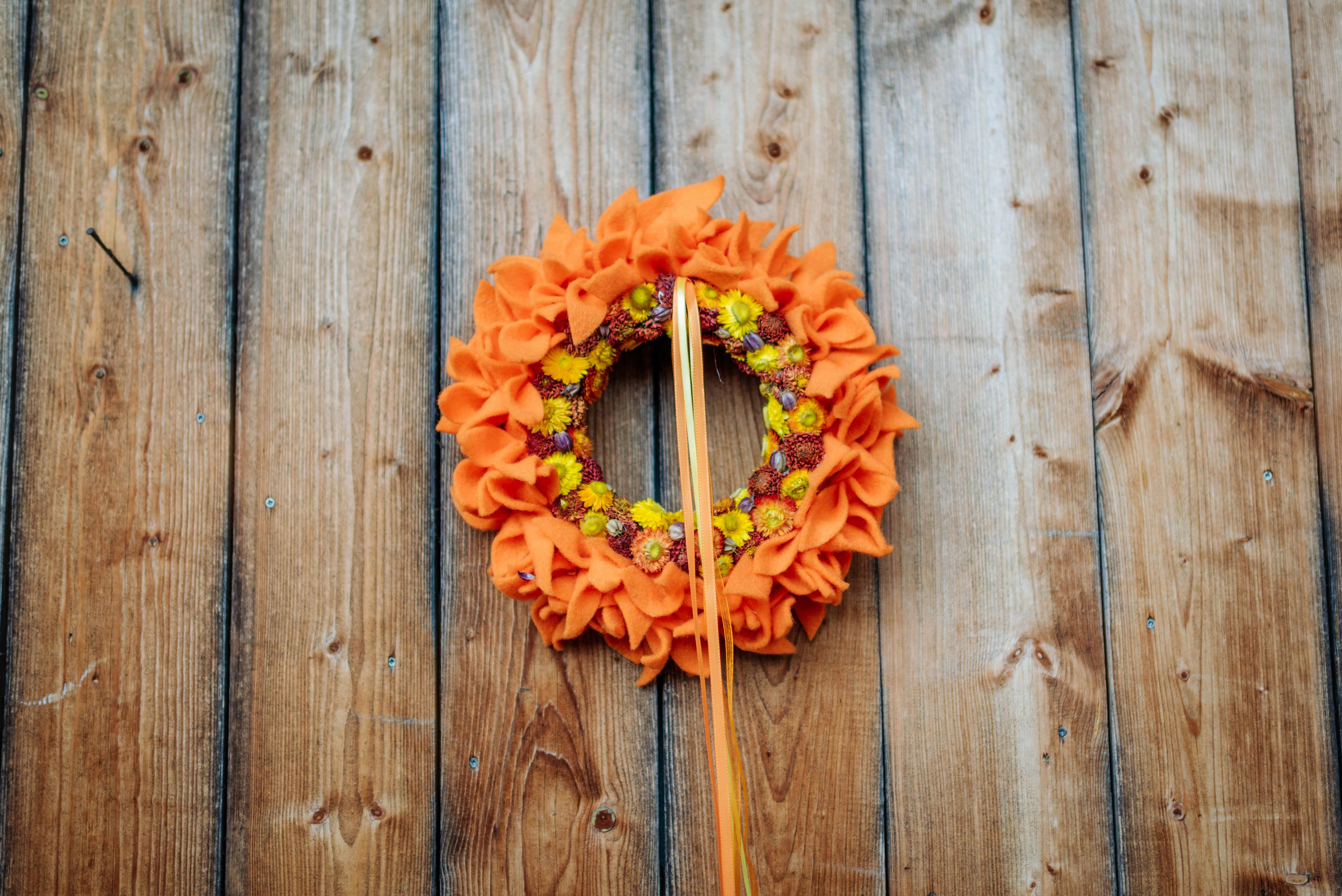 Kranz aus Trockenblumen und Filz