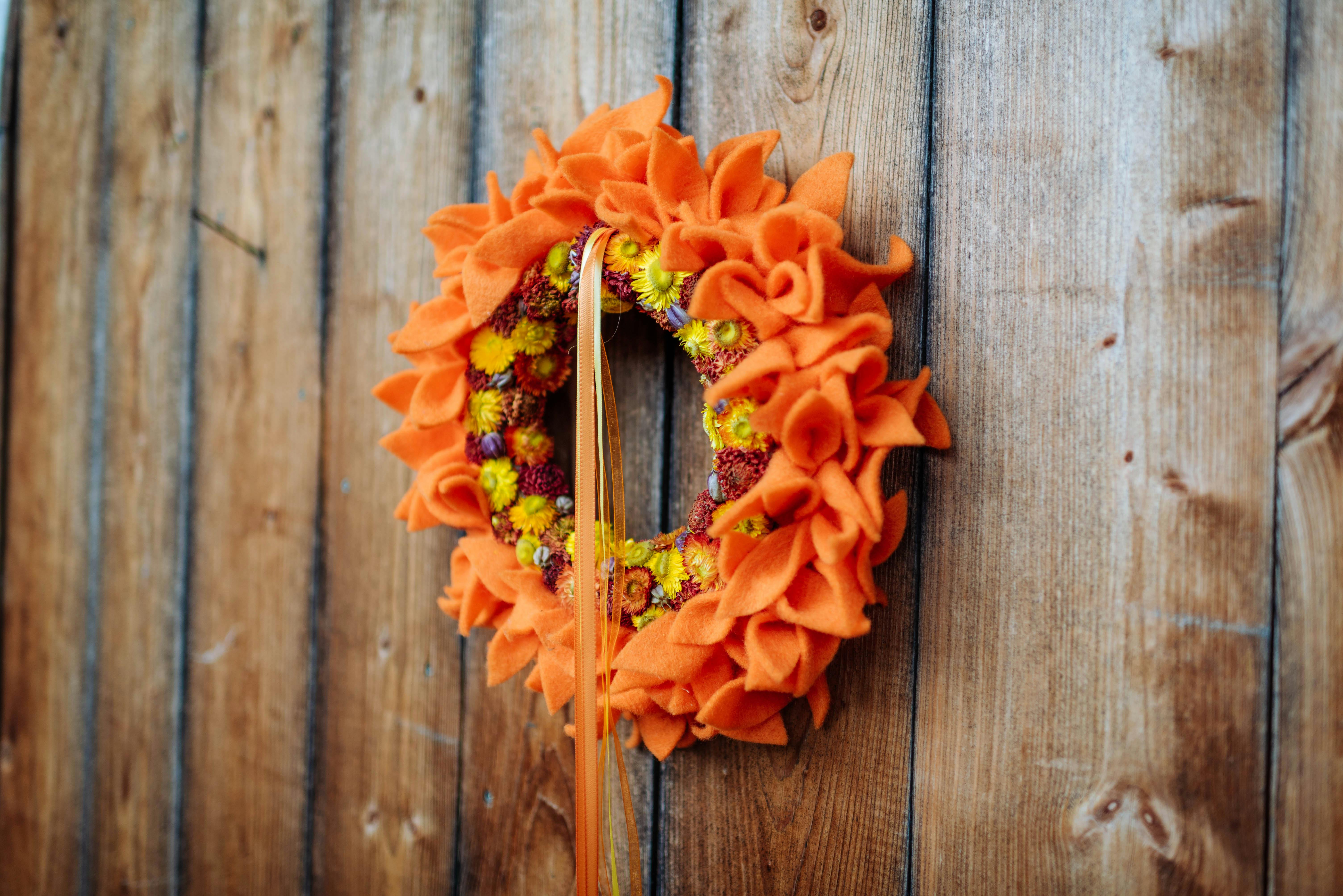 Kranz aus Trockenblumen und Filz