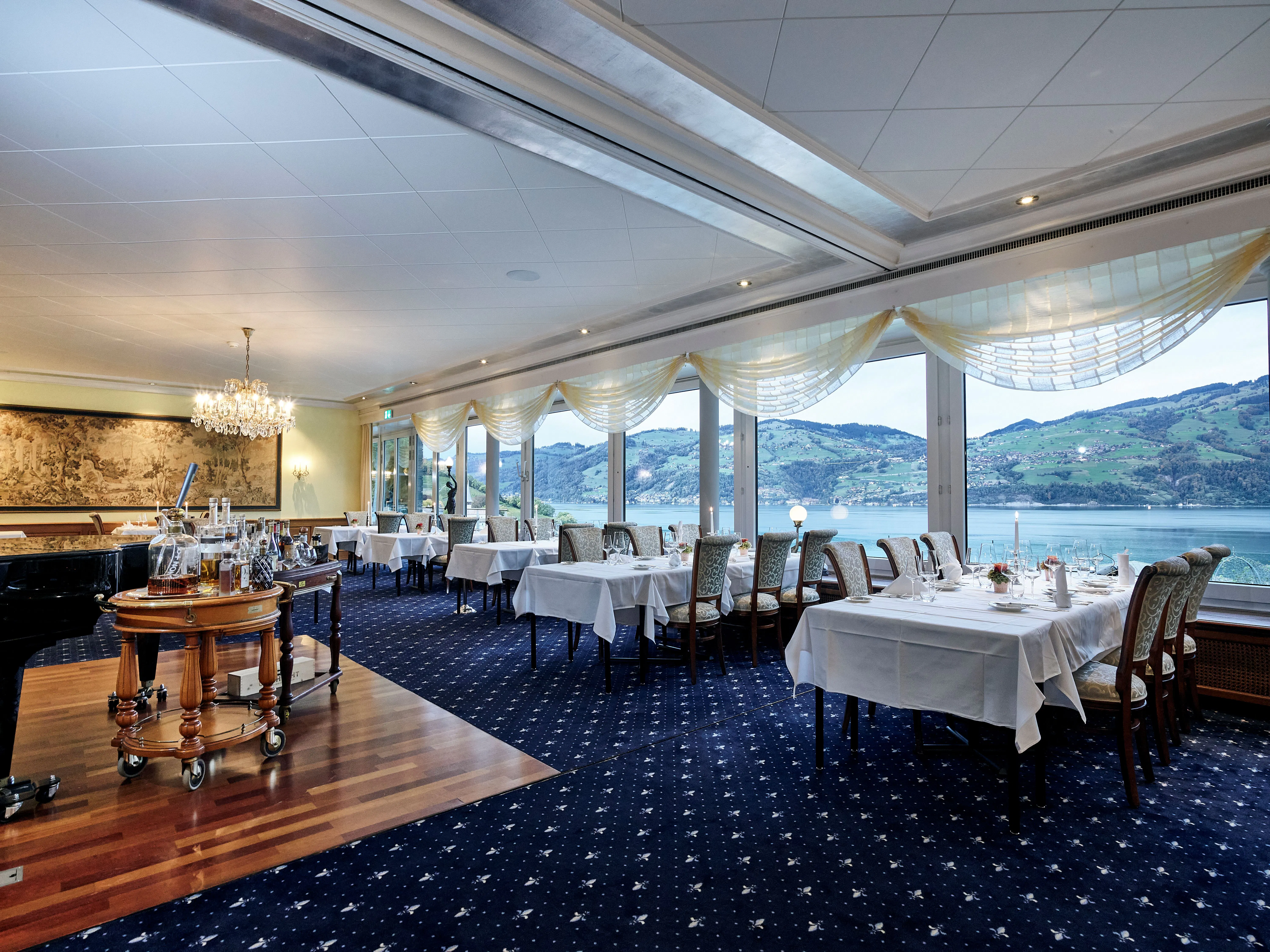 Breakfast with a view of the lake