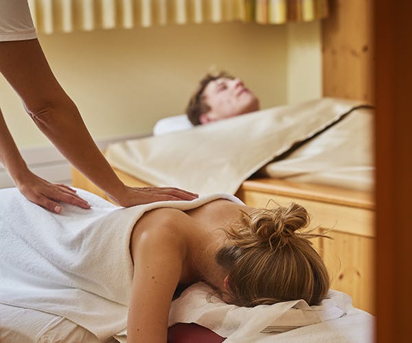 Für Genuss zu zweit: Blütenbad mit Rückenmassage