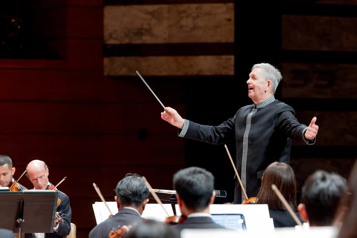 Wein-Symphonie mit Ehrendirigent der „argovia philharmonic“, Douglas Bostock