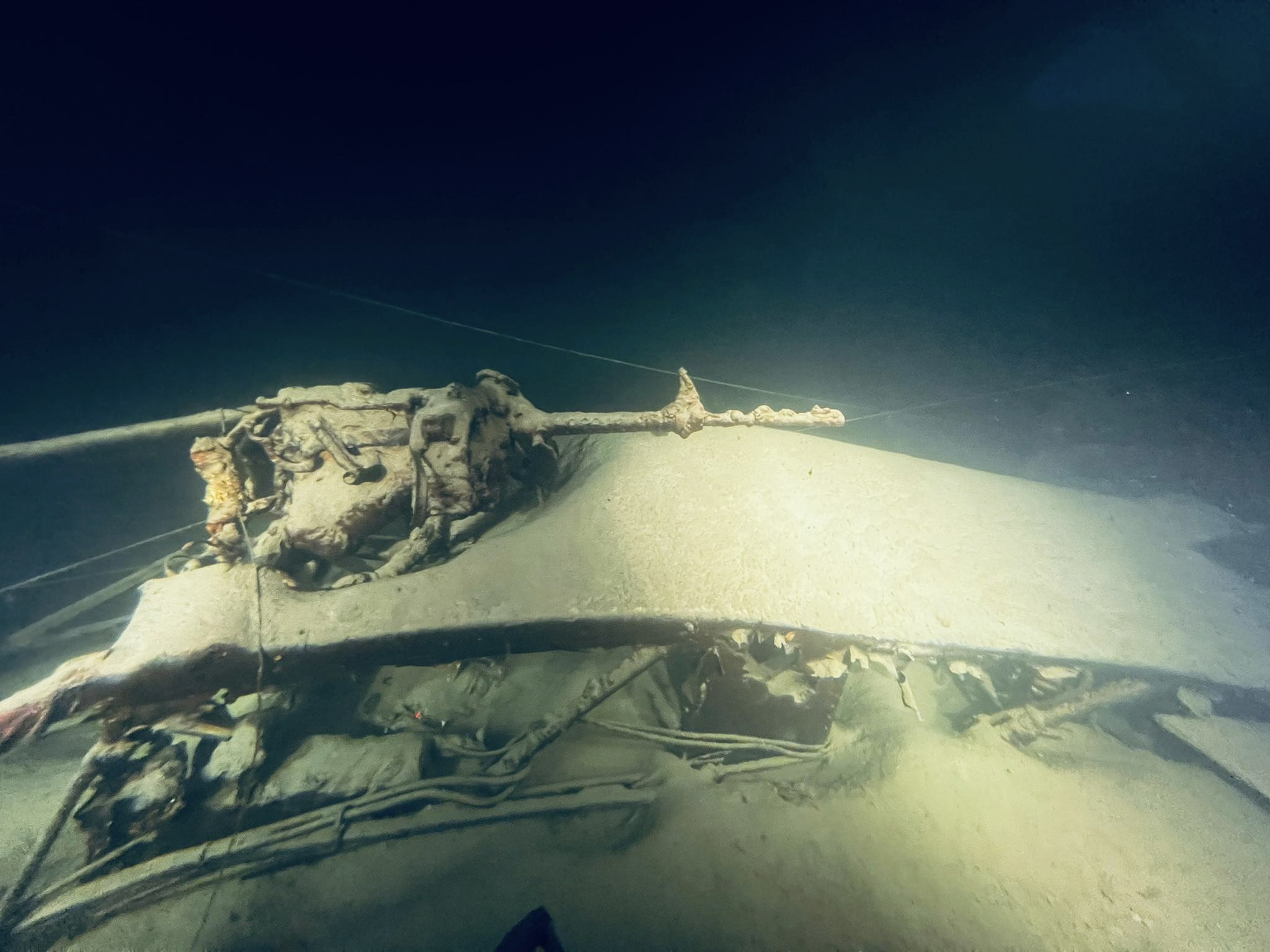 Submarine dive to C-35 aircraft wreck