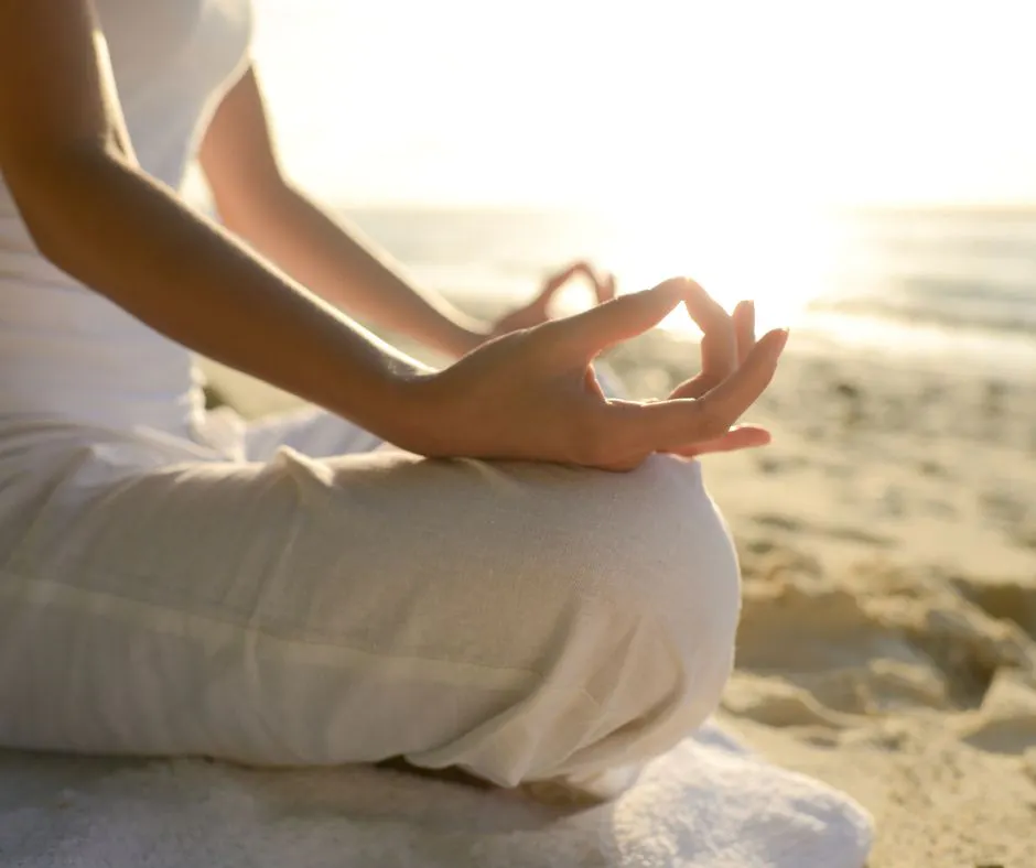 Yoga und Kakaozeremonie am Stadtstrand