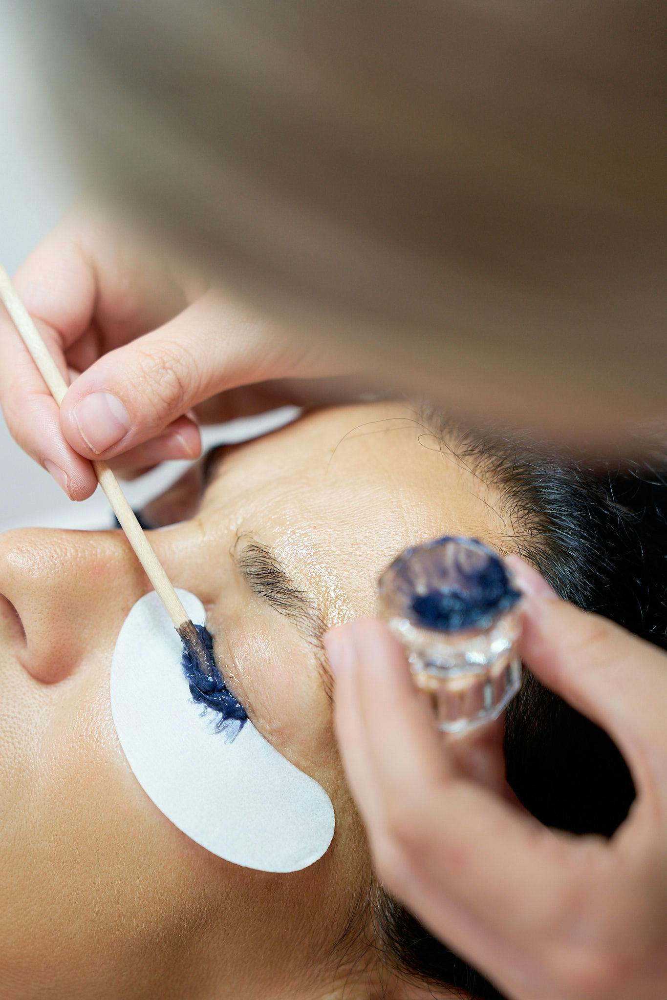 Wimpern und Brauen färben