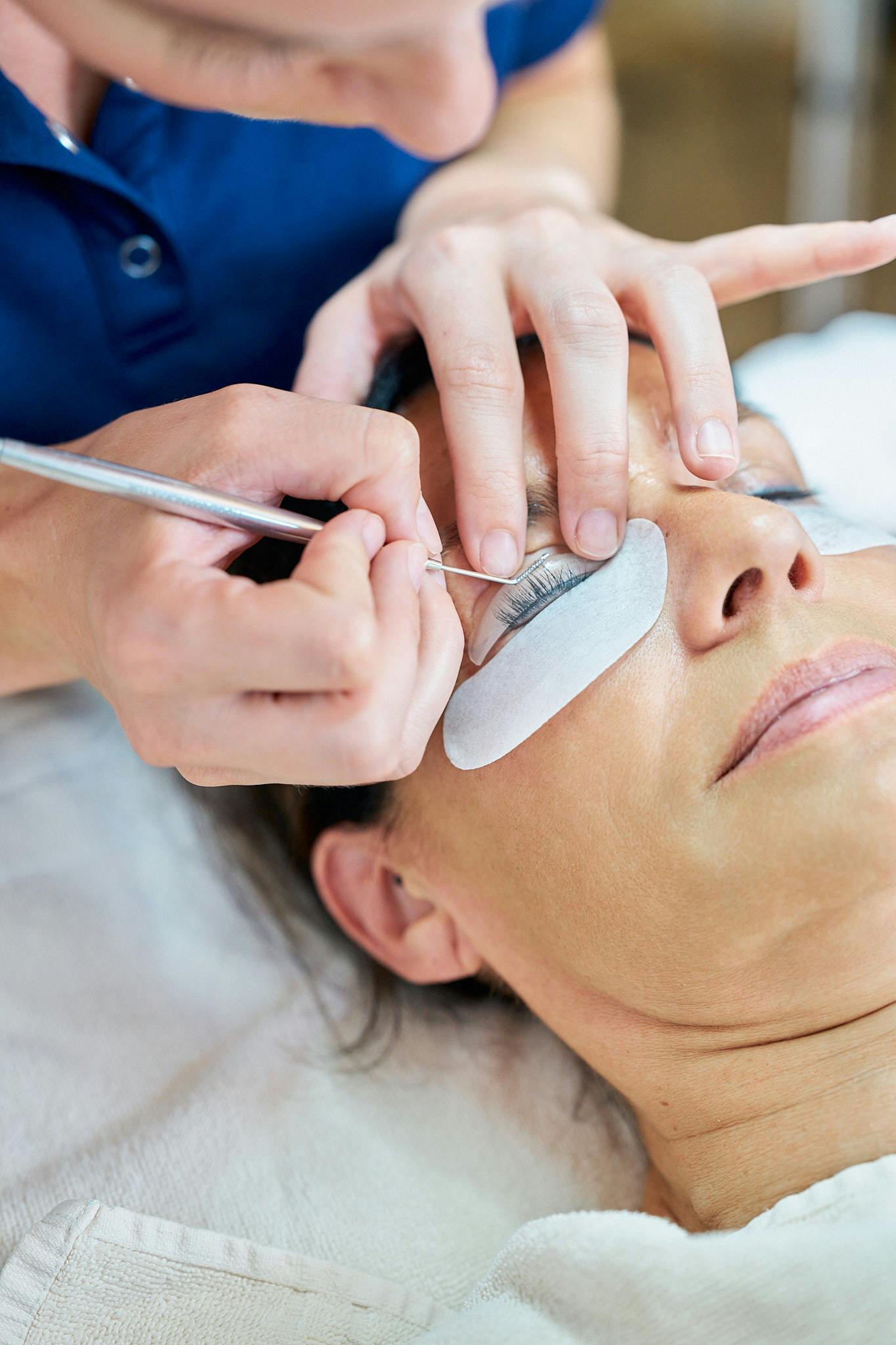 Wimpernlifting mit färben