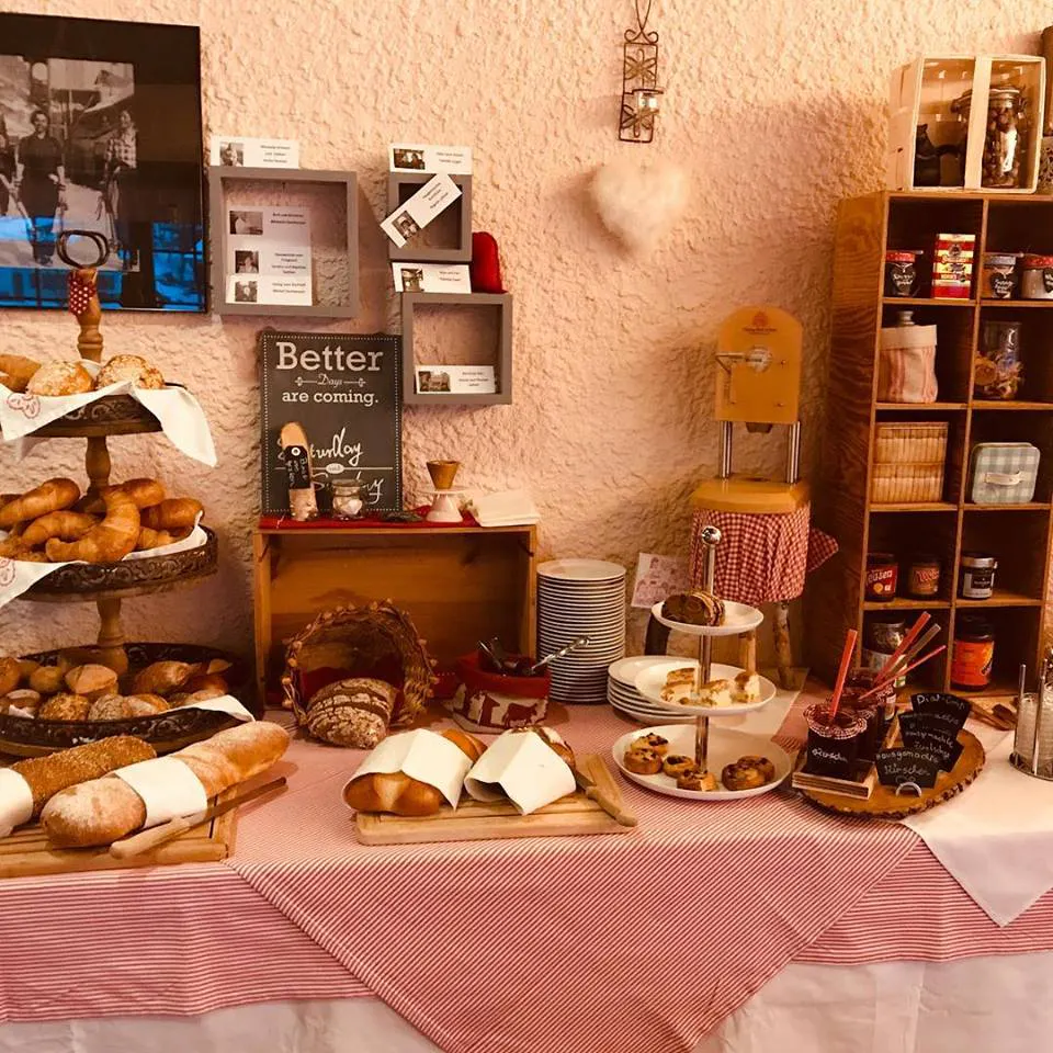 Frühstücksbuffet mit Cüpli im Bürchnerhof Bürchen
