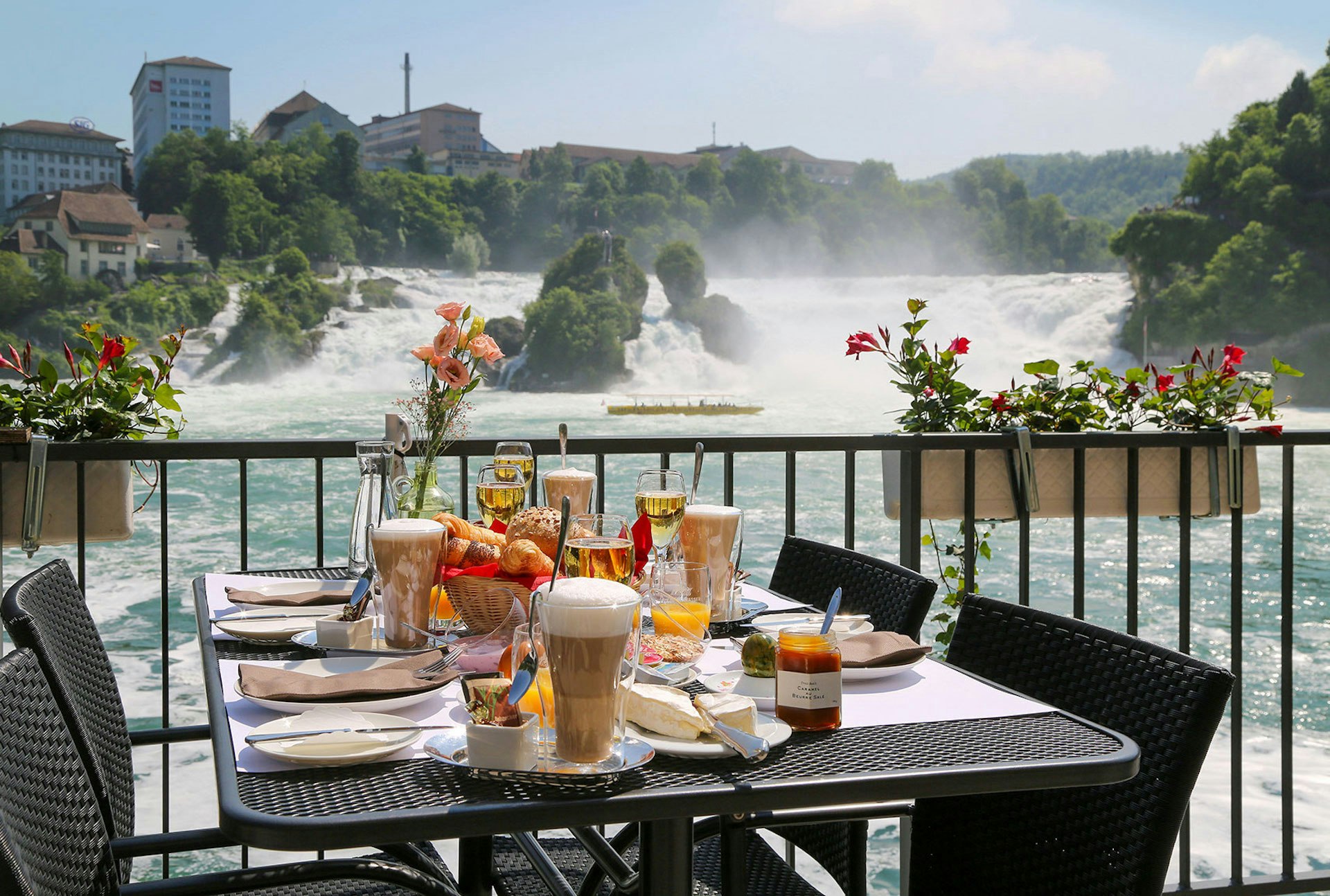 Sonntagsfrühstück am Rheinfall