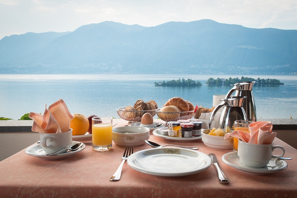 Breakfast with lake view at La Rocca