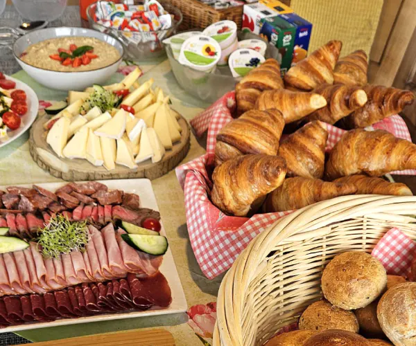 Petit-déjeuner alpin à volonté à l'auberge de montagne Mostelberg