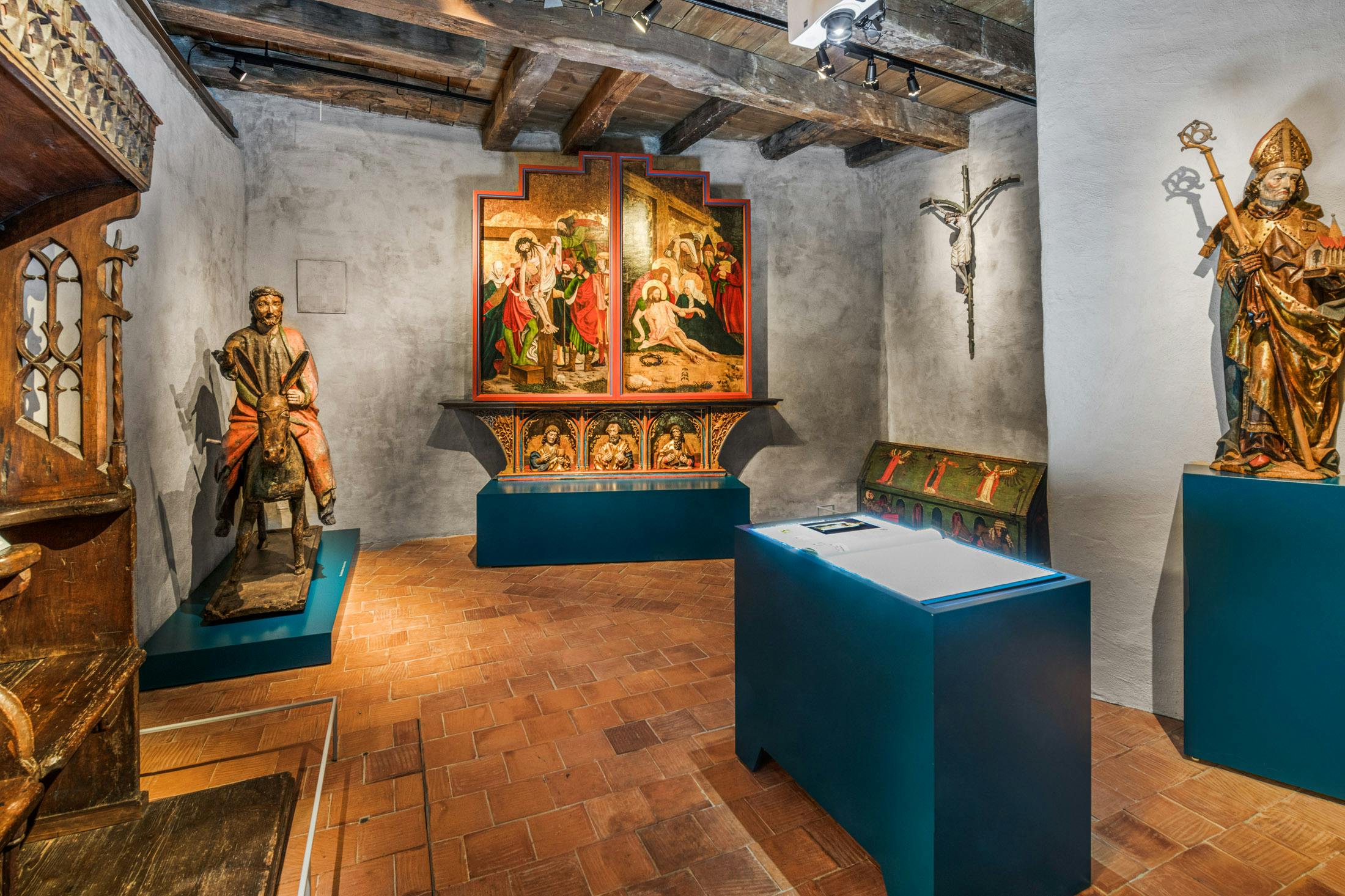 Themed tour: Sacred sculpture as a mirror of medieval art and late Gothic piety 