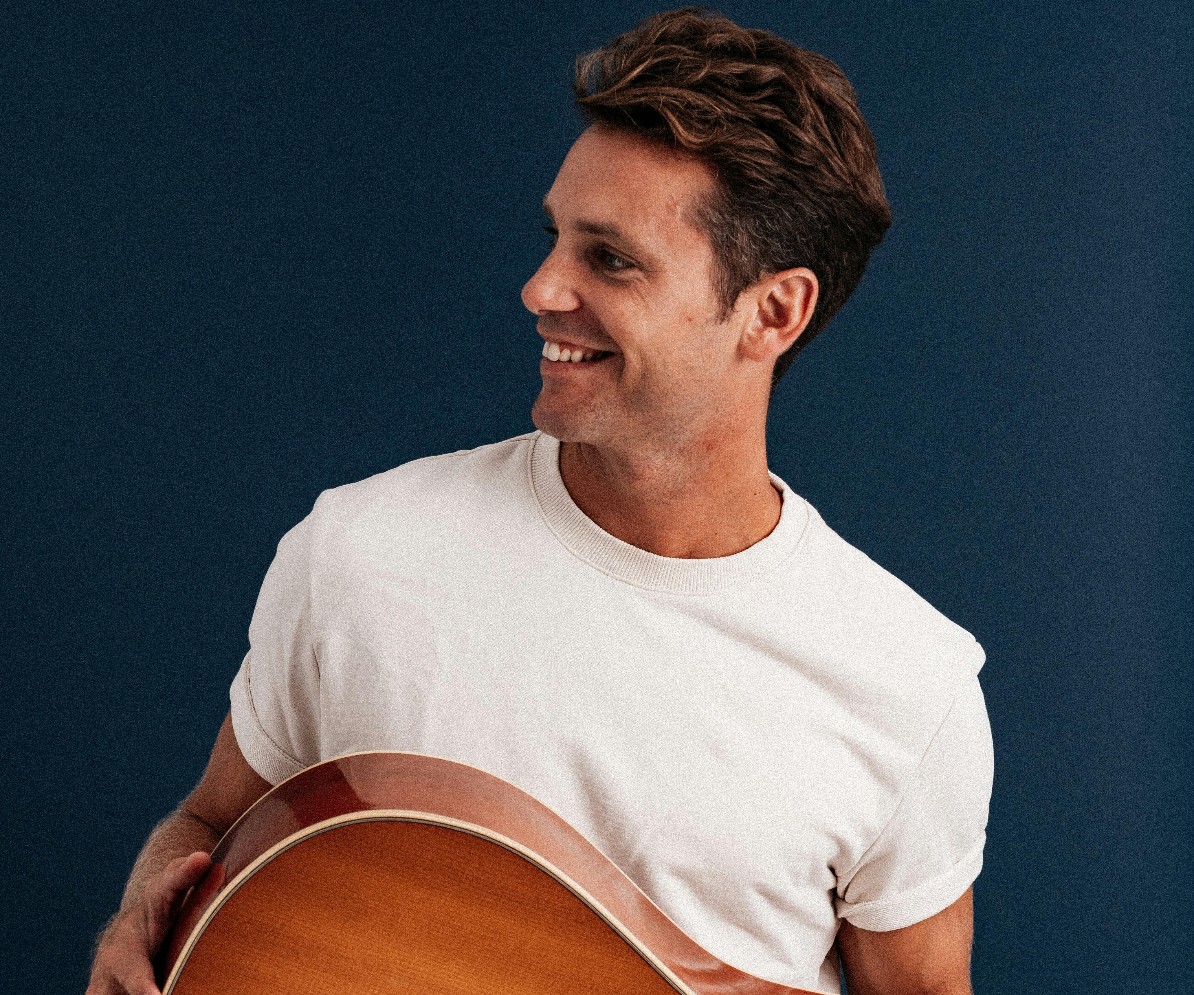 Bastian Baker | Solo Acoustic Tour