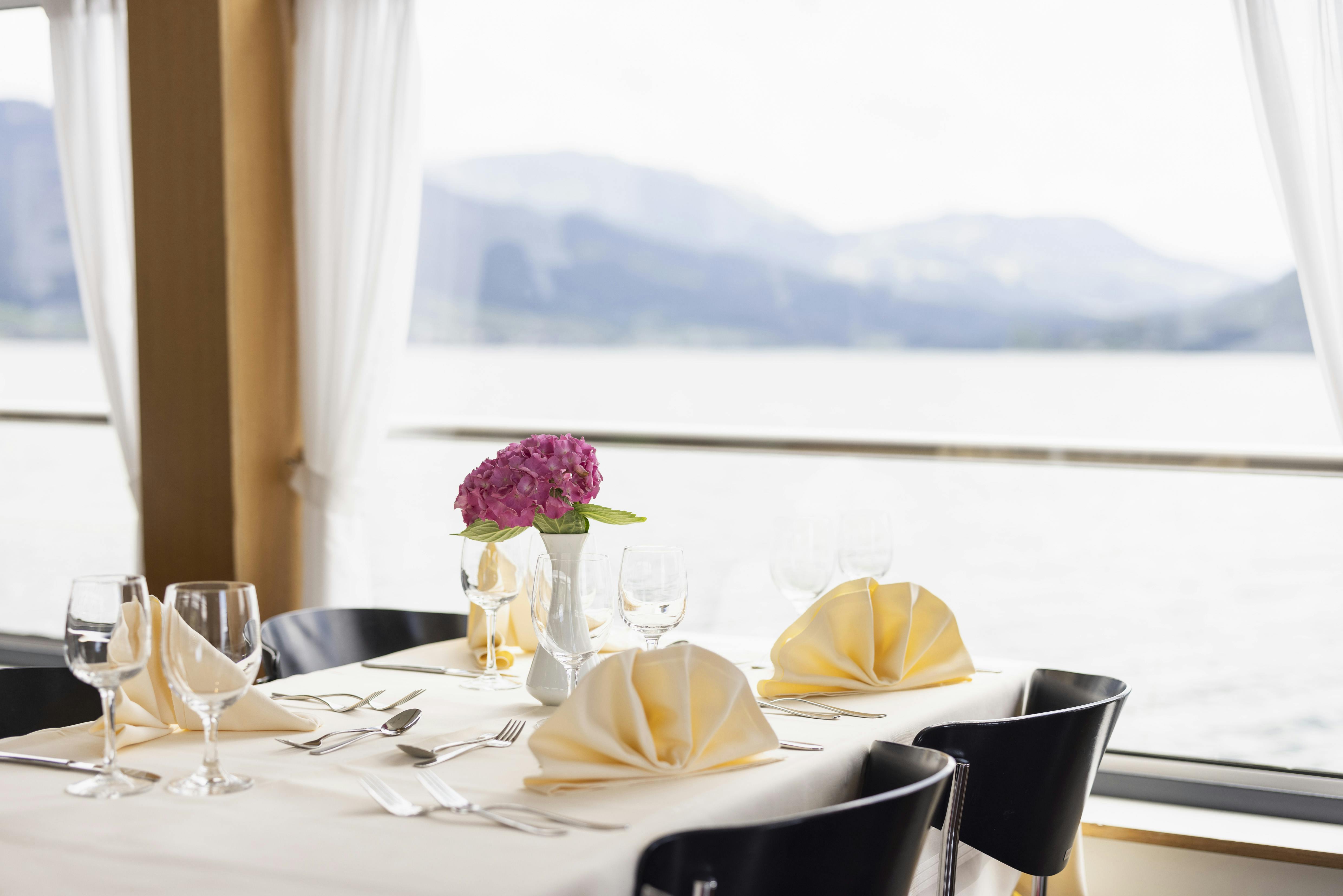 Lunchtime cruise on Lake Ägeri