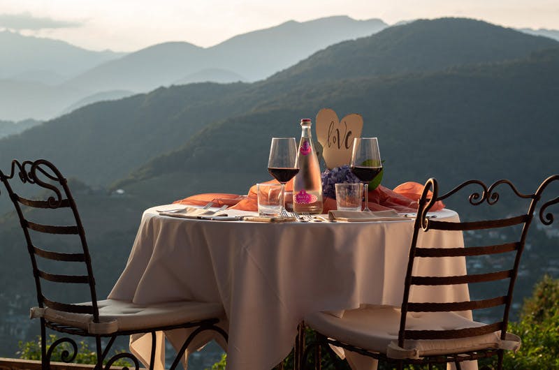 Romantisches Abendessen unter dem Sternenhimmel