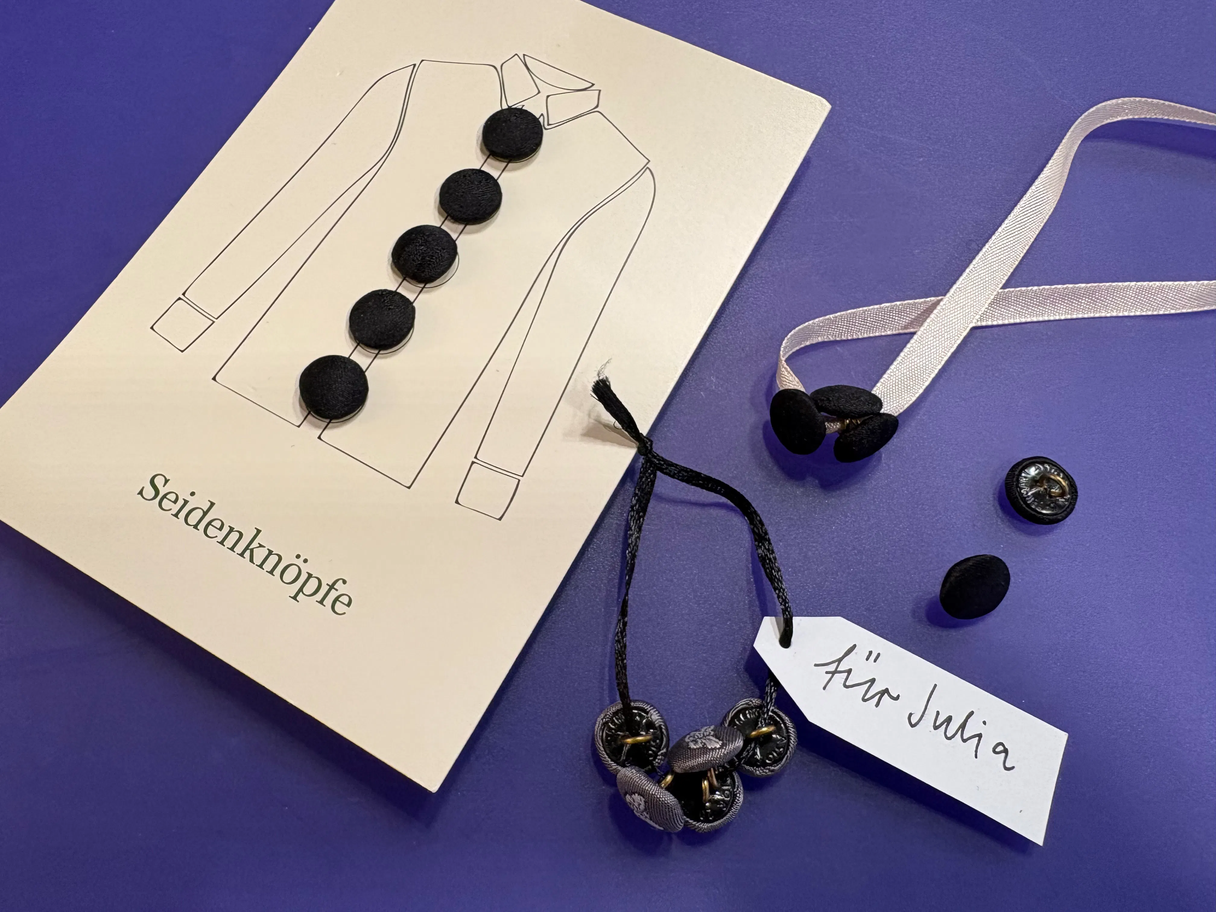 Seidenknöpfe herstellen – Ein offener Workshop mit Swiss Silk